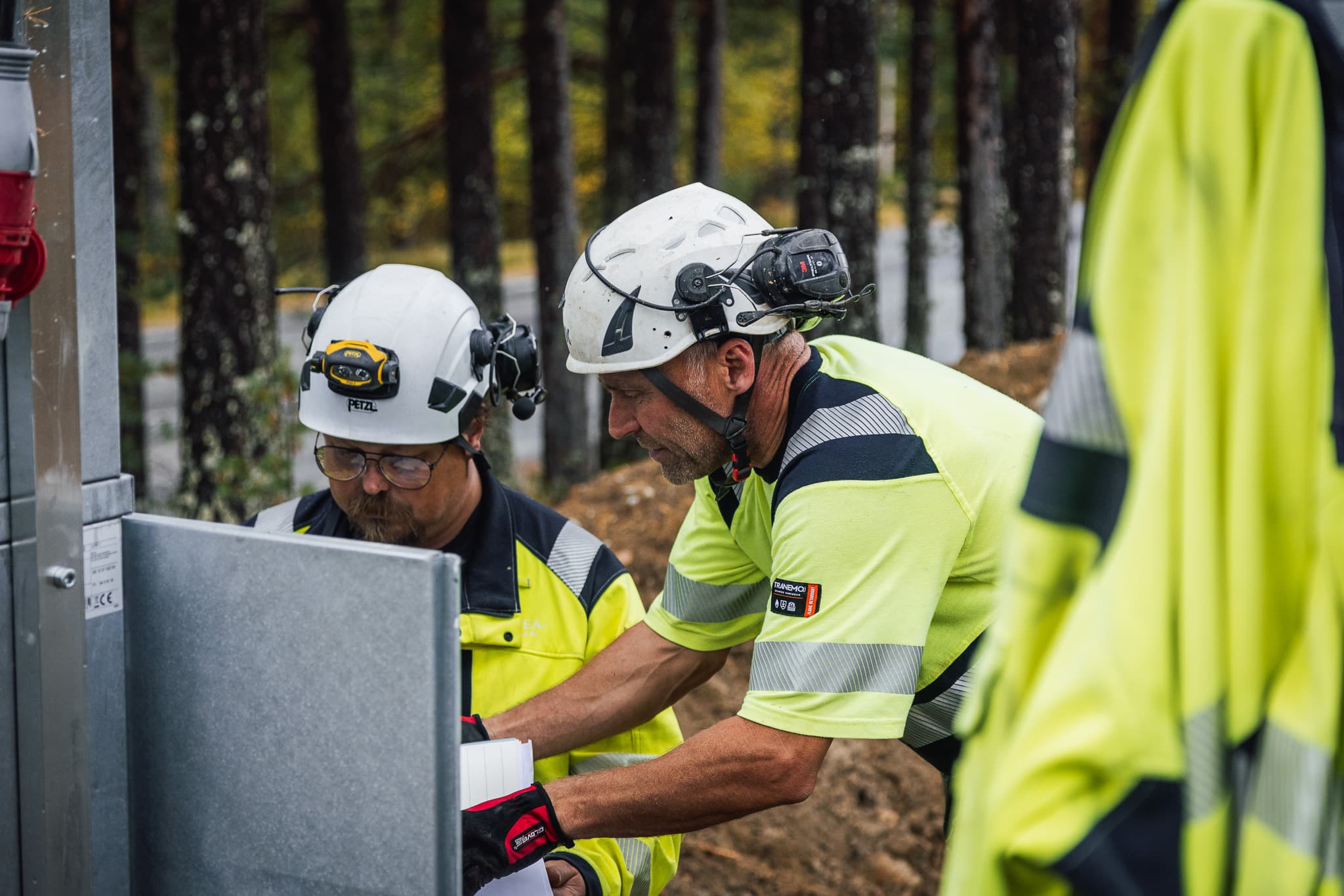 BTEA-personal arbetar tillsammans vid ett elskåp för att nyansluta fastigheter till elnät och fjärrvärme i Jämtland, Härjedalen och Medelpad.