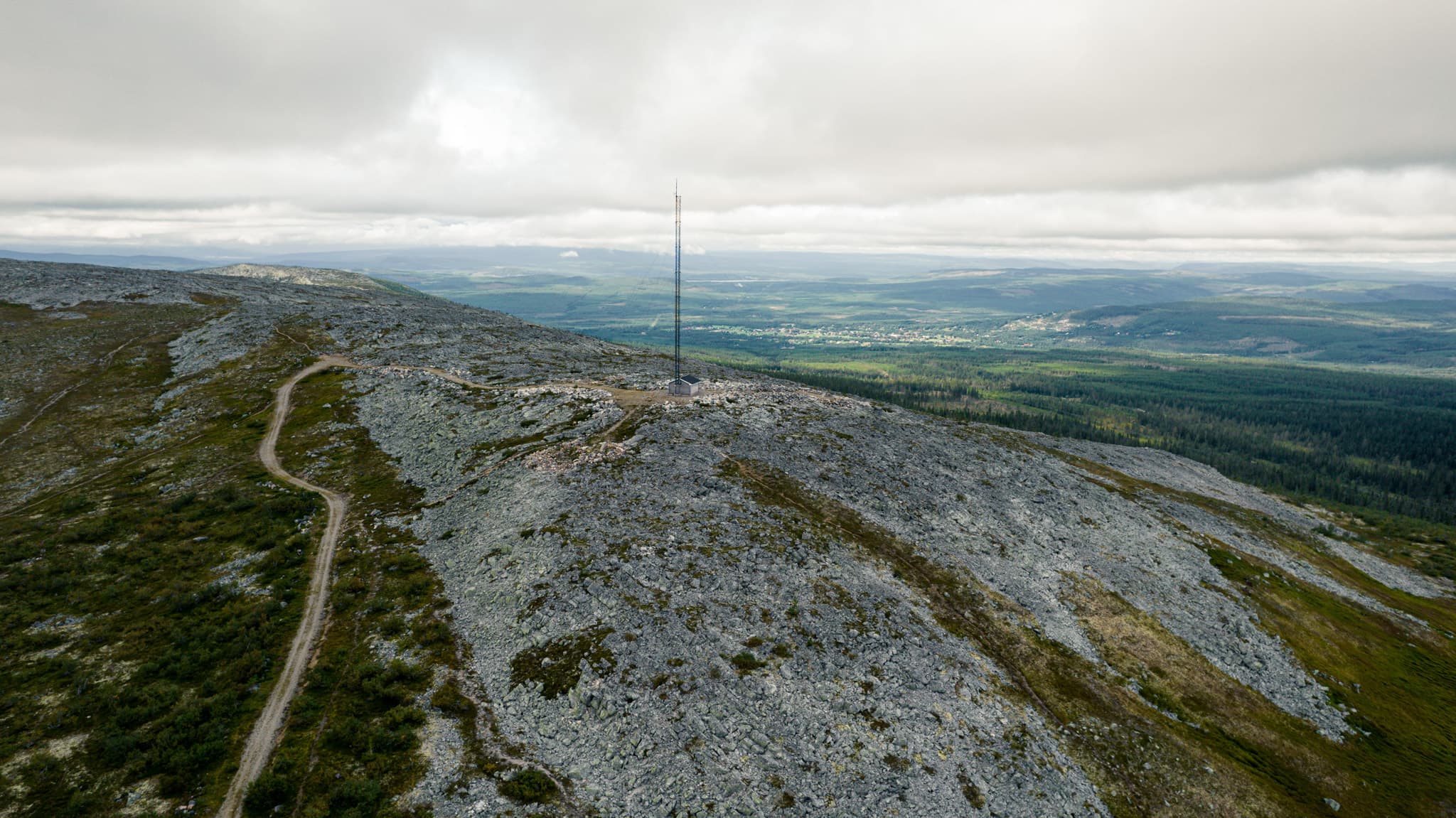 Torn med antenn på ett fjäll i Vemdalen. BTEA är ett elnätsbolag äger vi elnätet, alltså ledningarna, kablarna och kraftstationerna i vårt geografiska område.