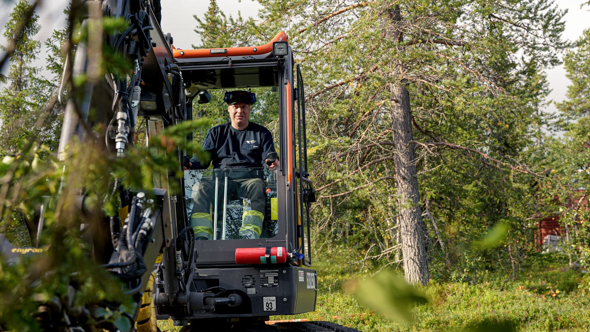 Medarbetare på BTEA i en grävmaskin i skogen. BTEA vädersäkrar 6 mil ledning.