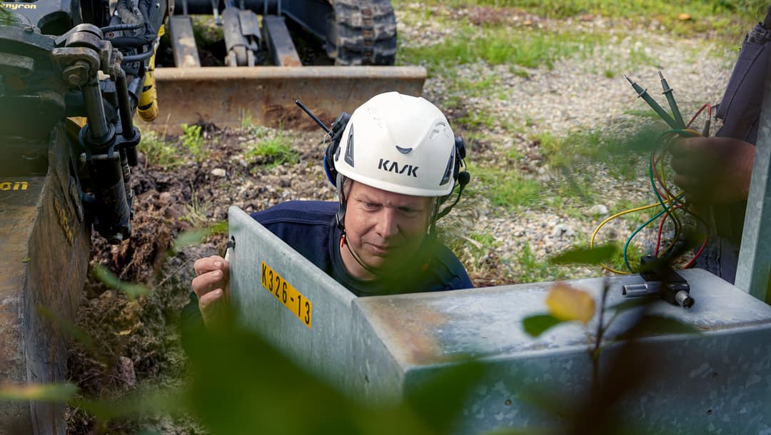 Elektriker utför arbete i ett elskåp. Vi på BTEA hjälper dig med din elnätsanslutning om du byggt nytt, skaffat fritidshus, installerat solceller eller behöver en tillfällig elanslutning.