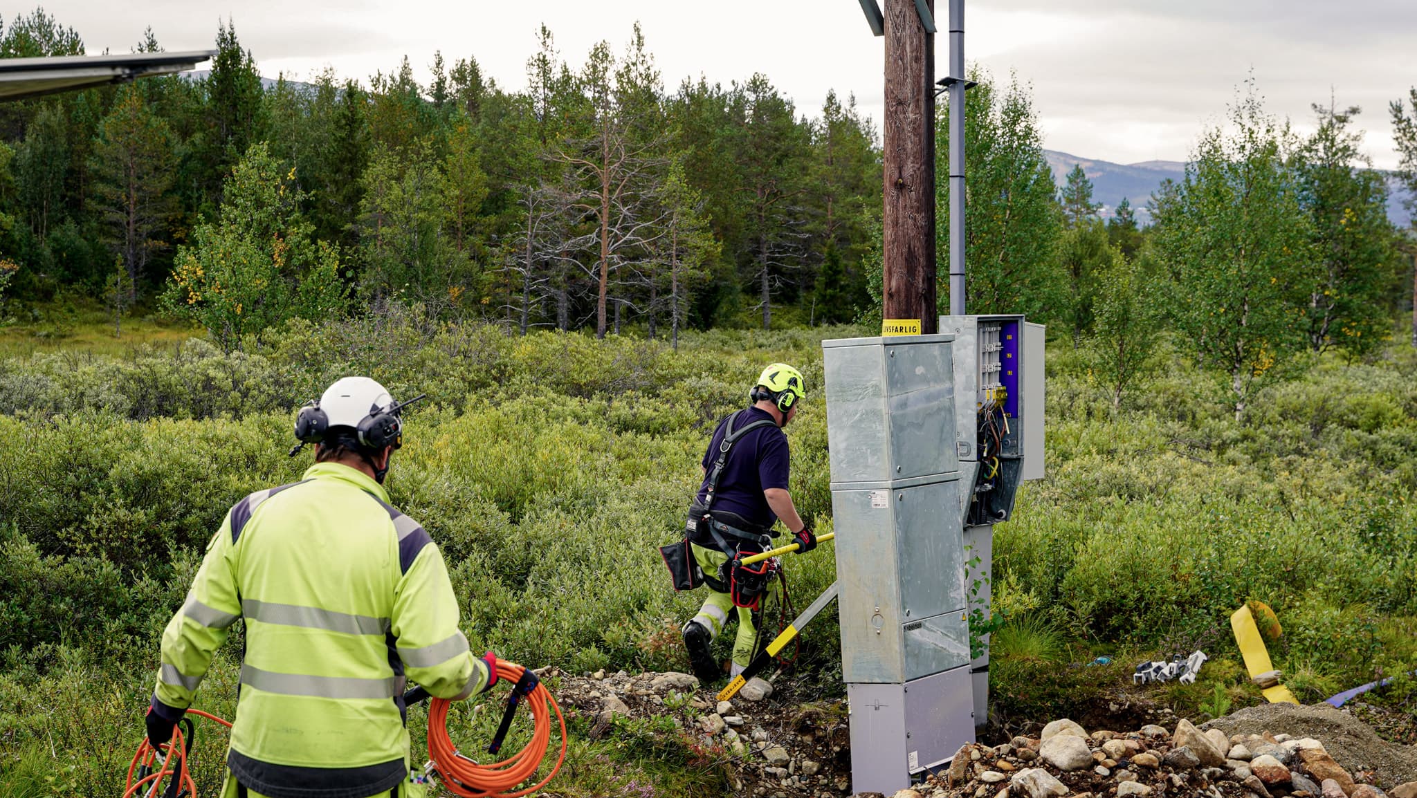 Elnätsavgiften går till drift, underhåll, utveckling och utbyggnad av den infrastruktur som krävs för anslutning och distribution av el.