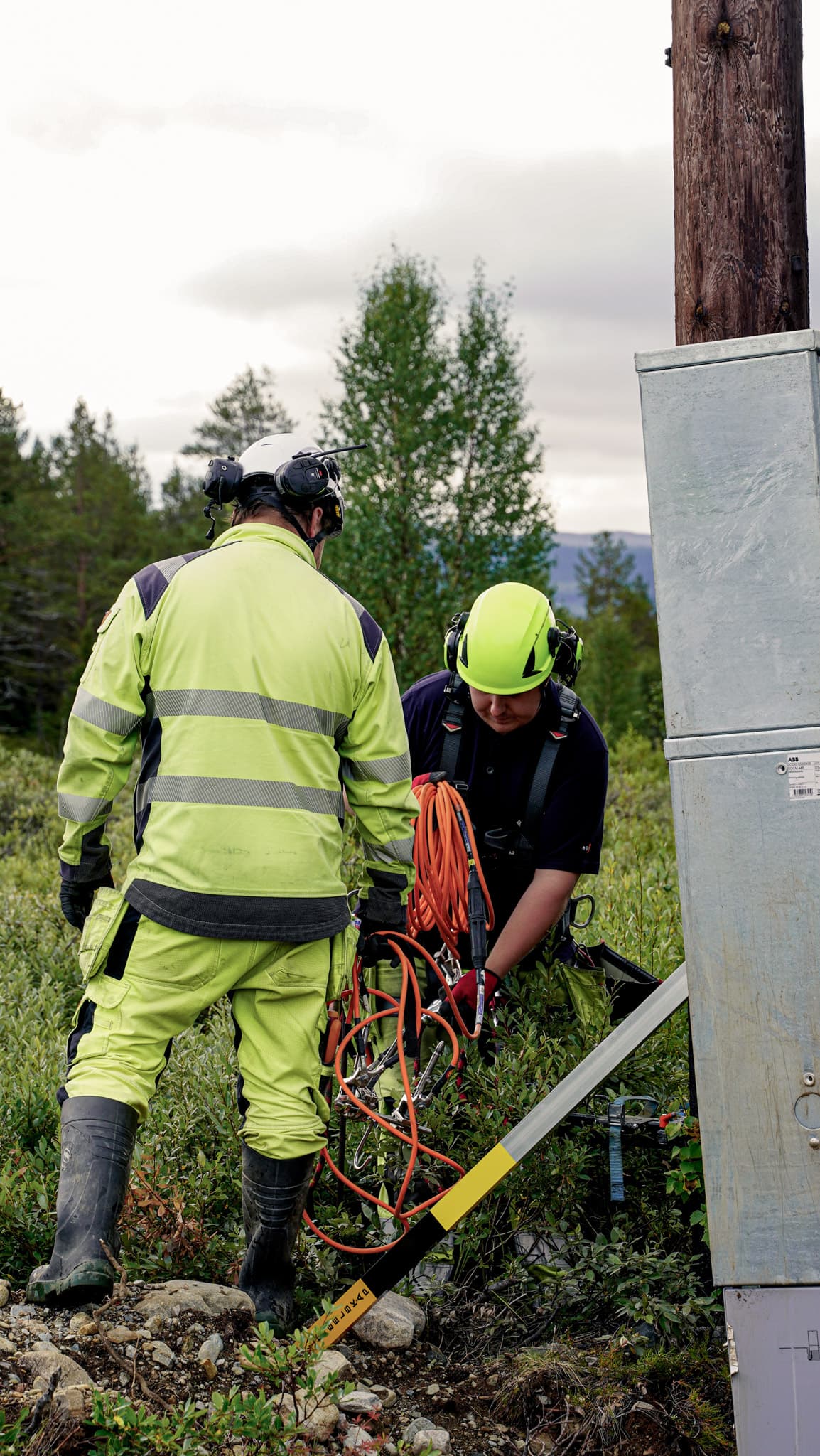 Arbete med kablar vid ett elskåp. Här finns information och verktyg för elinstallatörer.