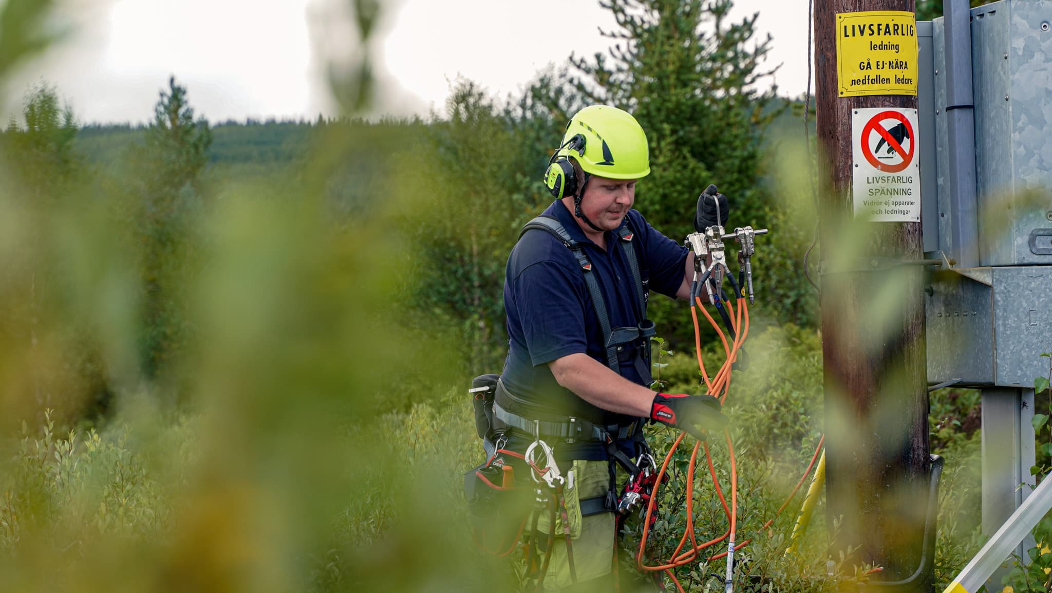 Elektriker med jordkablar utanför ett elskåp. Läs mer om oss på BTEA.