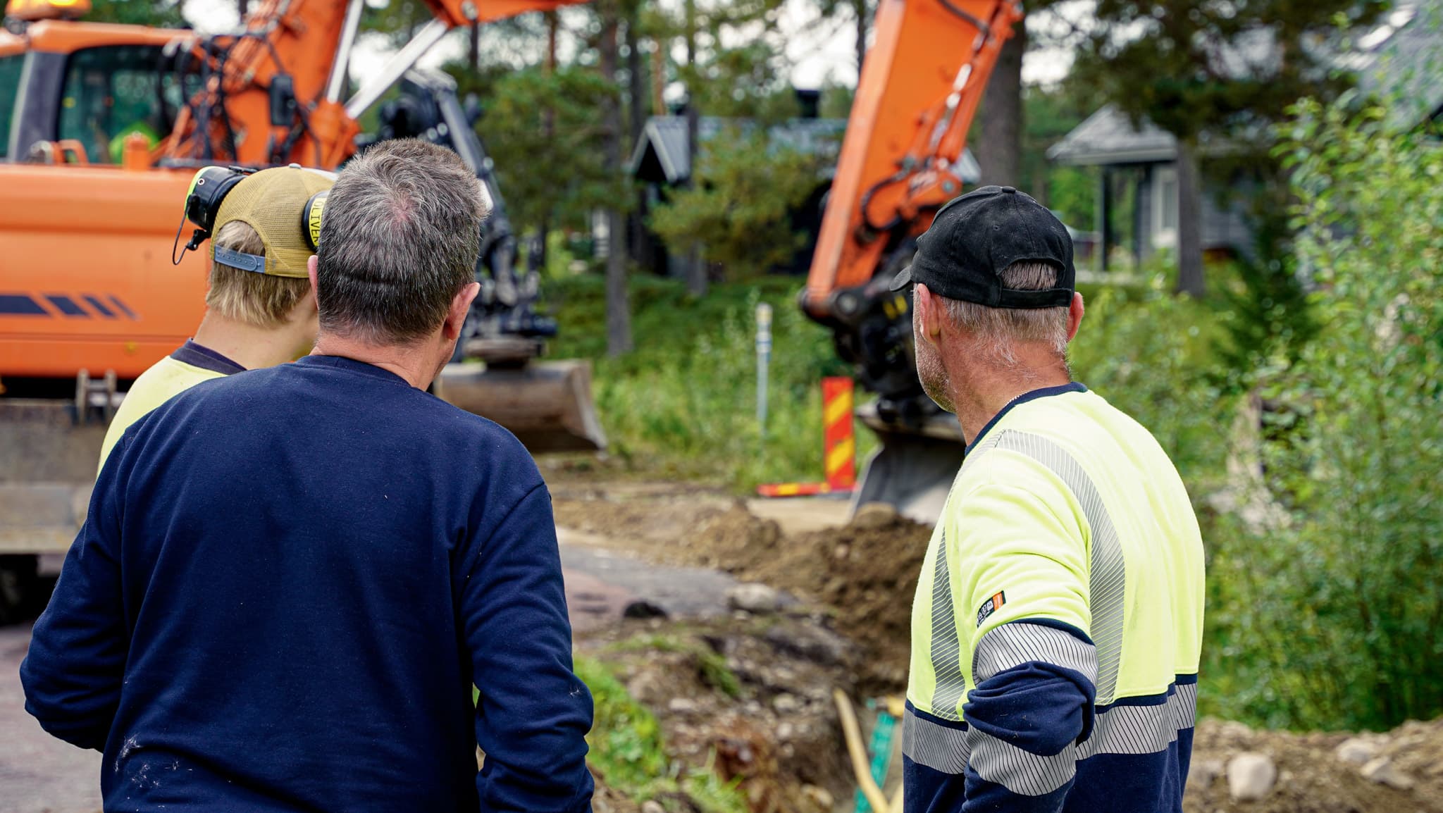 Grävarbete i fritidshusområde. BTEA bygger ut elnätet och ansluter fastigheter till el- och fjärrvärmenät.