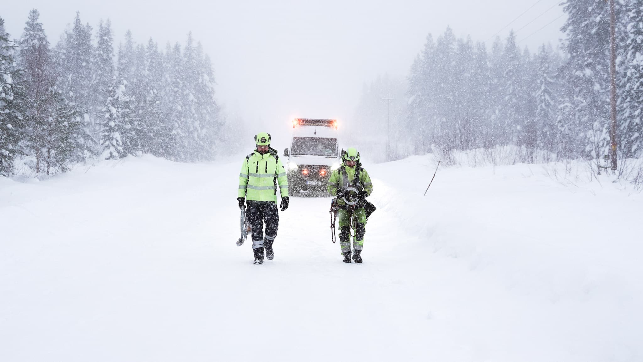 Medarbetare från BTEA ute i snöoväder för att arbeta med elnät och ledningar.