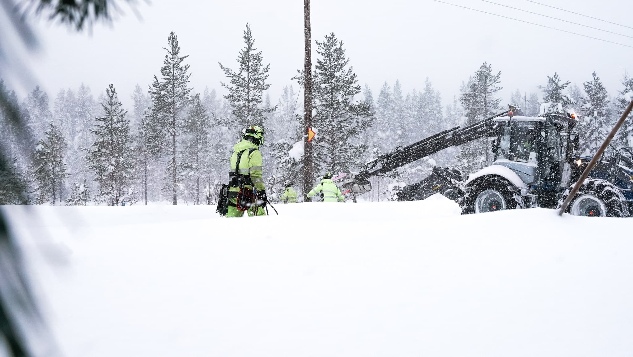 Jobb i djup snö med att fixa elanslutning i BTEAs elnätsområde. Vi hjälper dig som vill ansluta el till din fastighet.