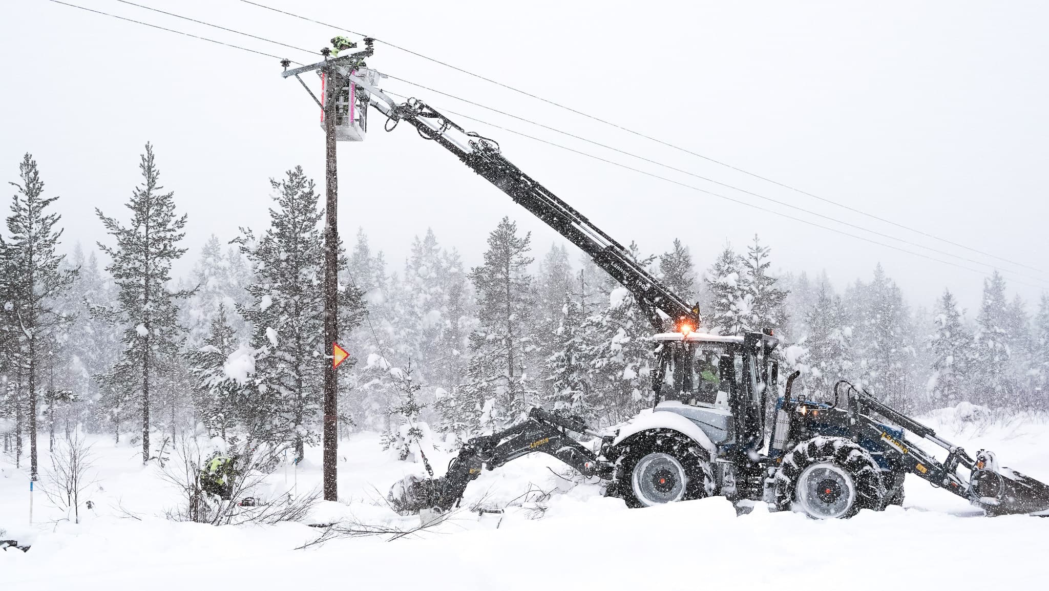 Skylift i arbete vid kraftledning, BTEA-personal underhåller elnätet. Vi ansluter fastigheter till elnätet i Jämtland, Härjedalen och Medelpad.