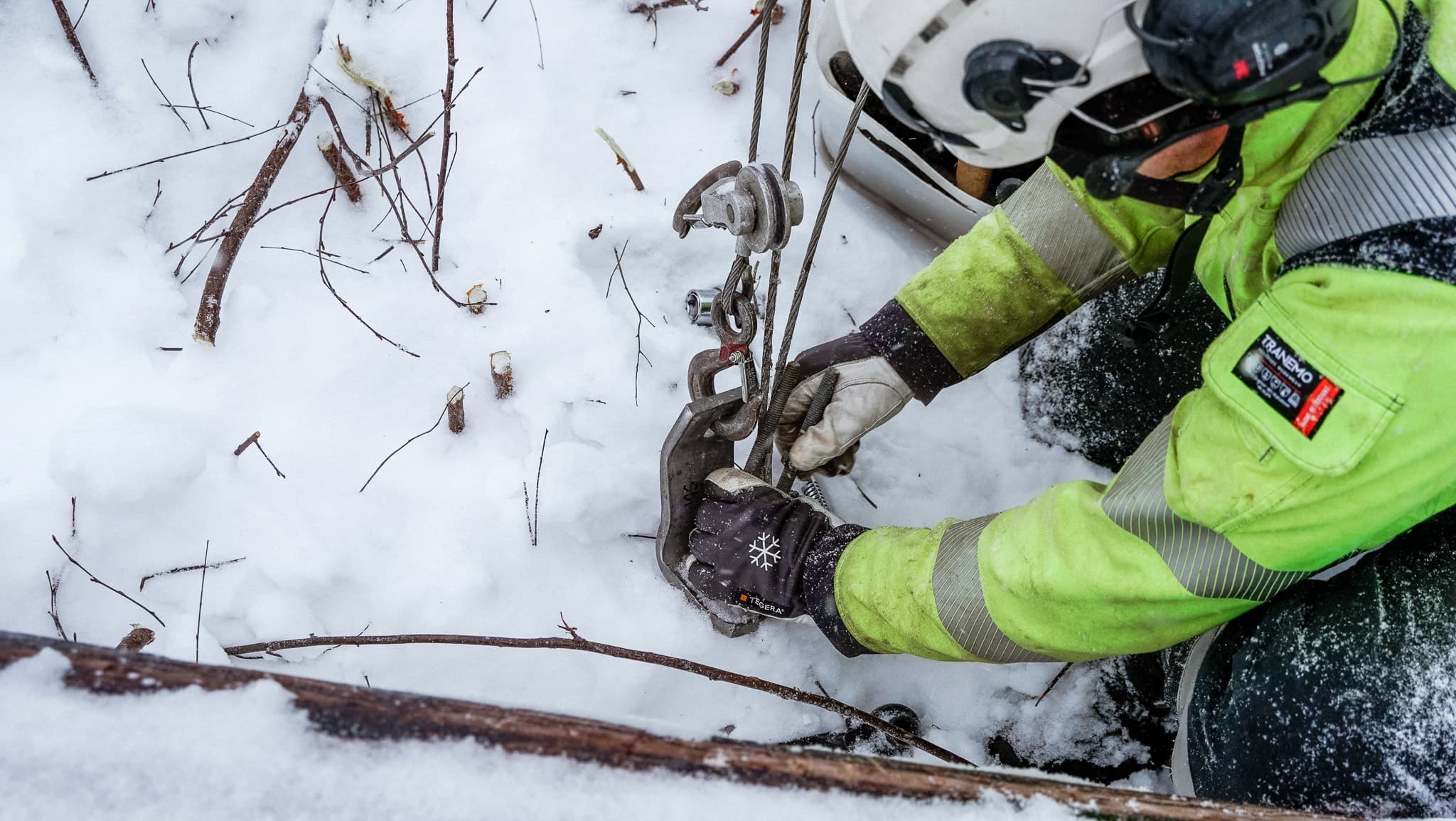 Markförankring vid arbete med att utveckla vårt elnät. BTEAs personal jobbar utomhus året runt.