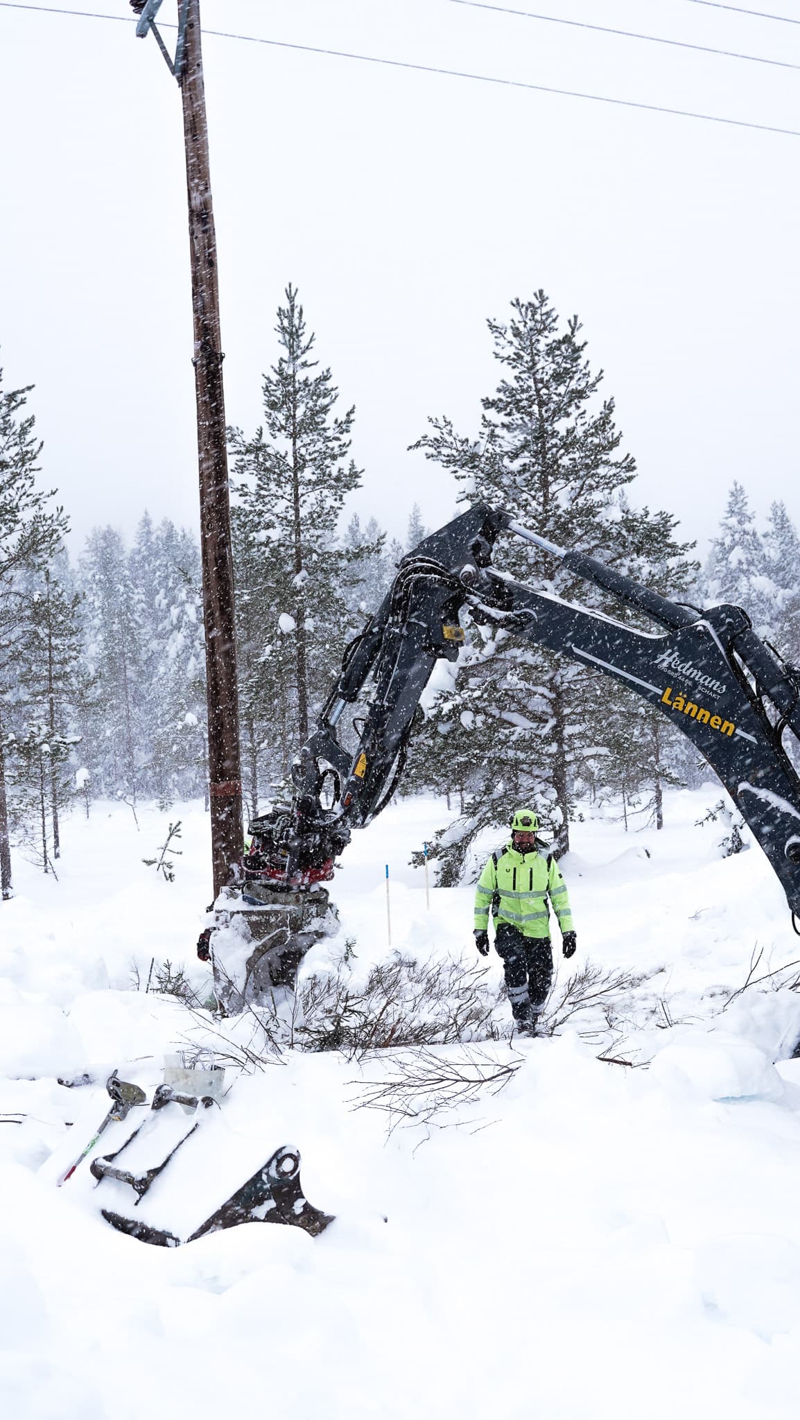 Personal från BTEA arbetar med att underhåll elnätet året runt i alla väder i syfte att förebygga strömavbrott.