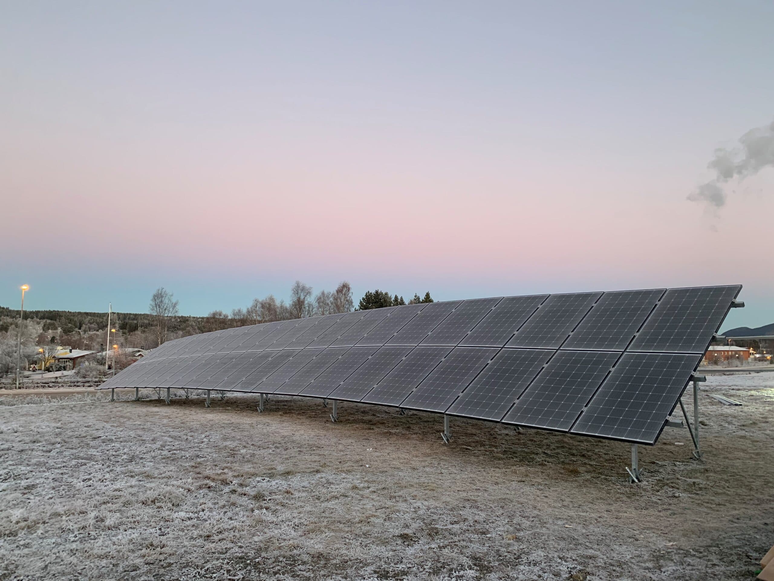 Solceller vid BTEAs fjärrvärmeanläggning. Miljövänlig energi är prioriterat för oss på BTEA.