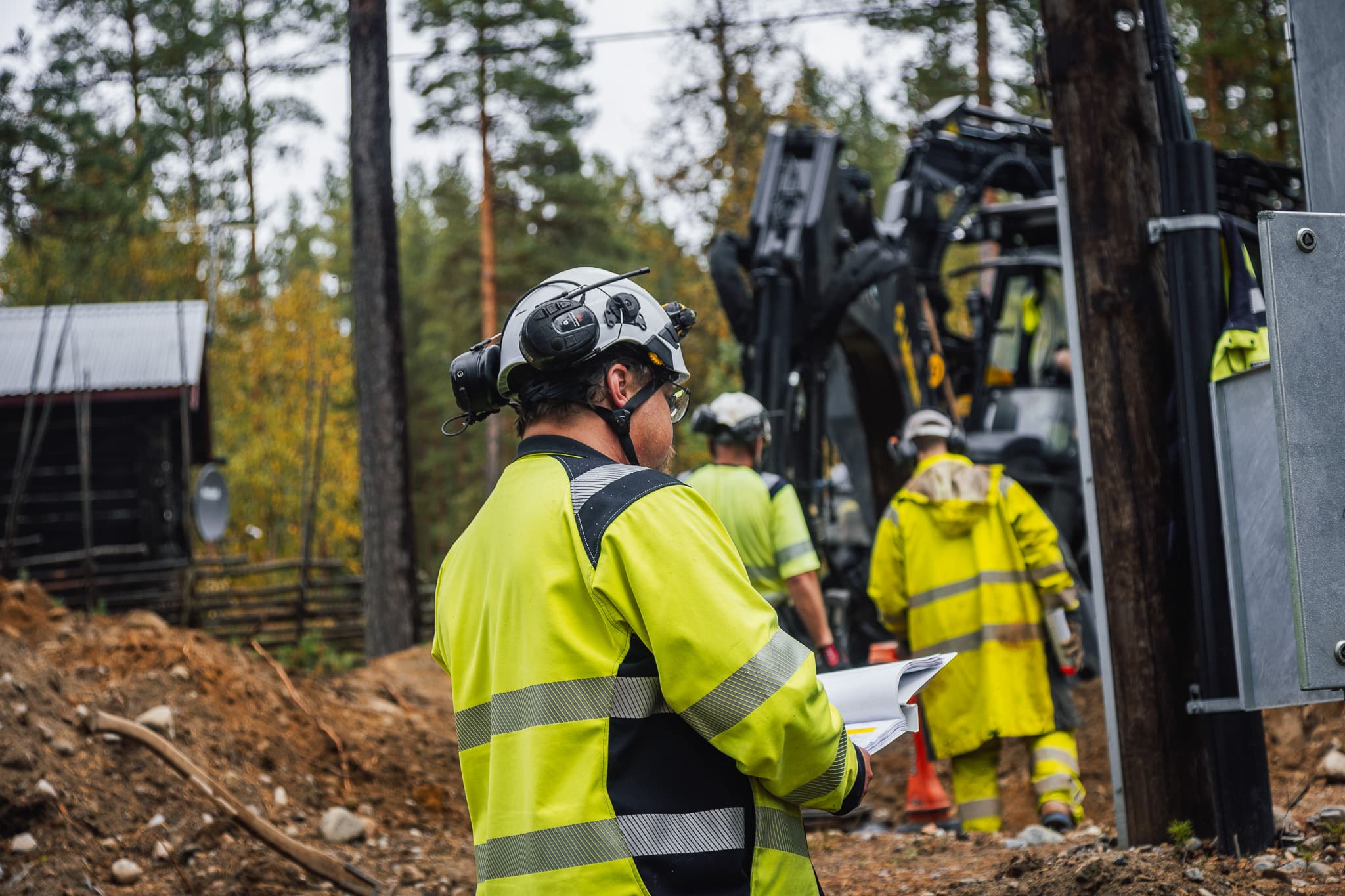 Arbetsledare från BTEA vid ett grävarbete vid ett fritidshus, BTEA ansluter fastigheter till elnätet och till fjärrvärme.