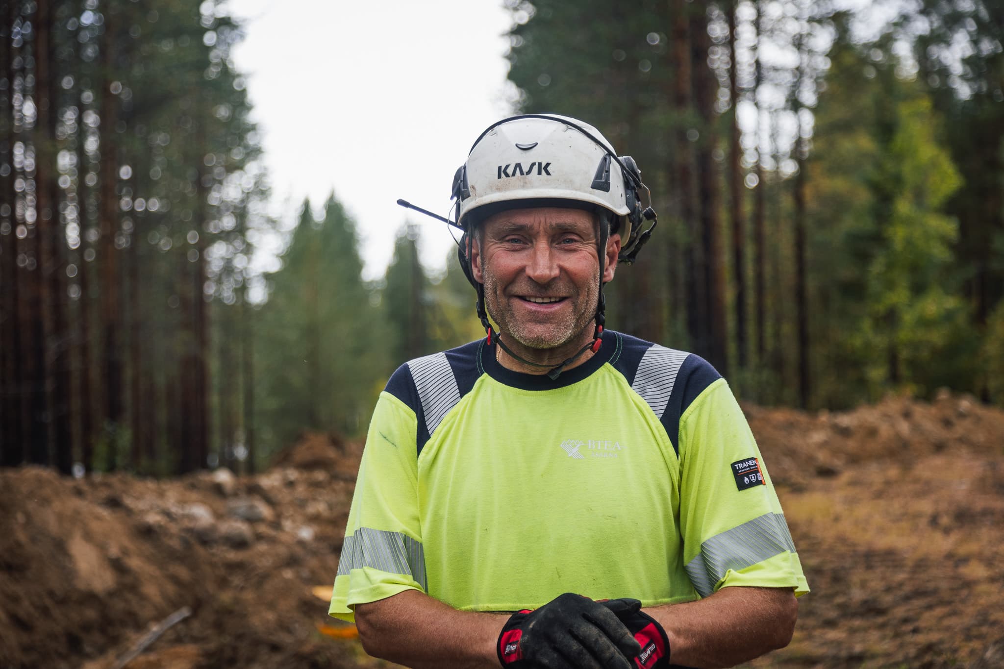 Medarbetare från BTEA vid grävarbete i skogen i Jämtland. Vi utvecklar och underhåller el- och fjärrvärmenät i regionen.