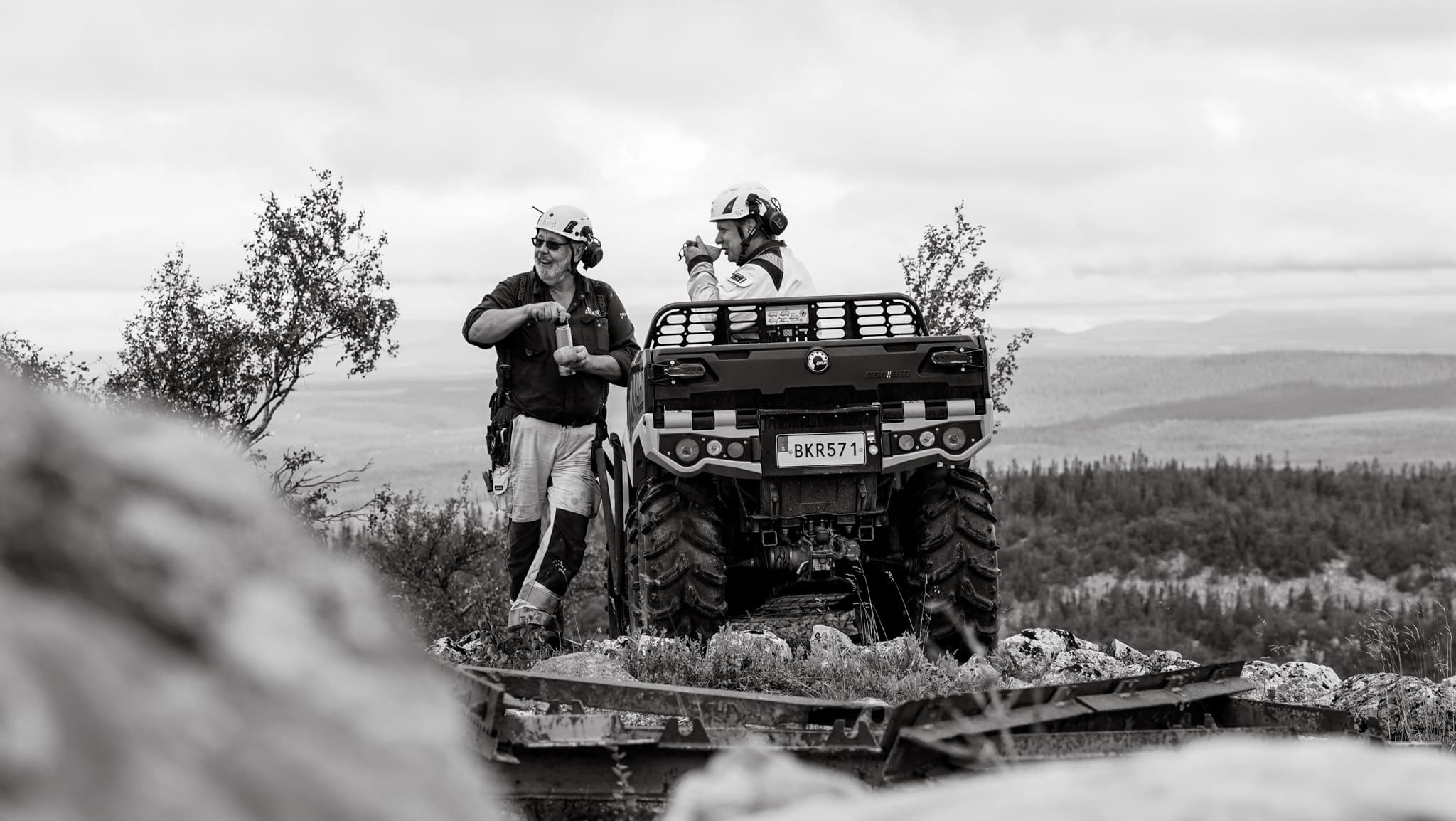 Kollegor från BTEA dricker kaffe på en rast vid sin sexhjuling på fjället i Vemdalen. BTEA söker nya medarbetare.